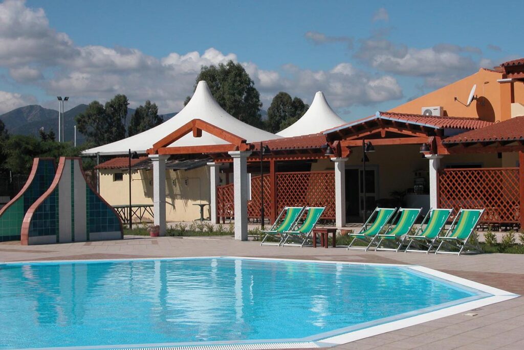die Pool-Bar des Hotels Li Cupulatti - meer sardinien urlaub