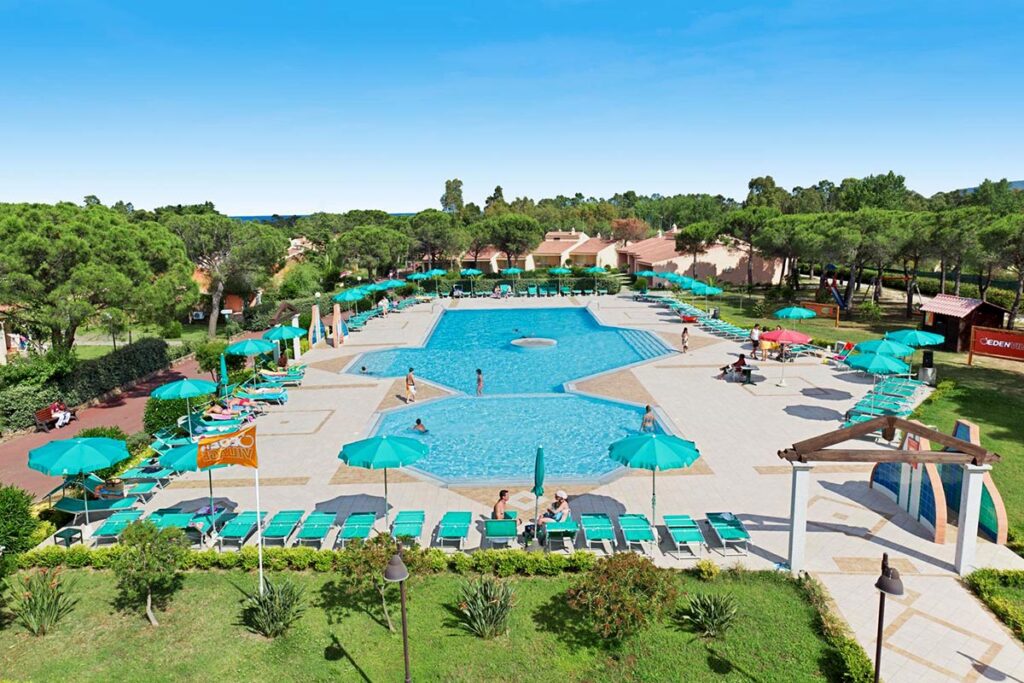 die Pool-Landschaft vom Hotel Li Cupulatti - meer sardinien urlaub