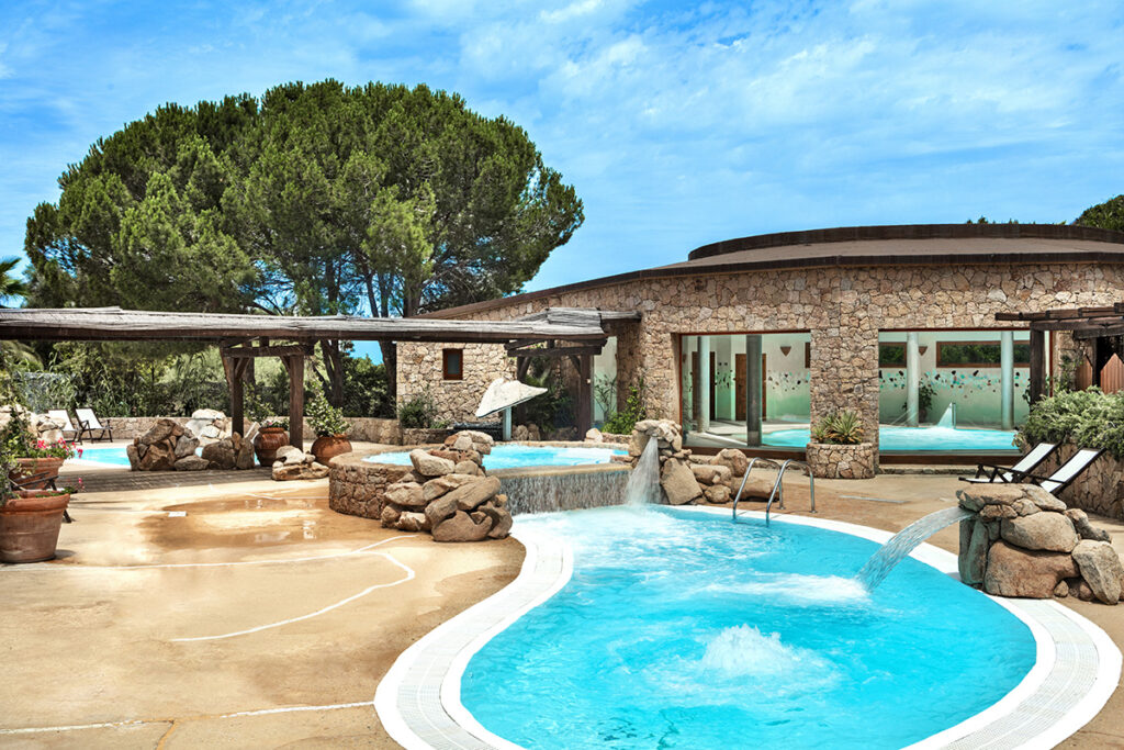 die Pools im Freien des Wellness-Bereichs im Hotel Marinedda, Isola Rossa - meer sardinien urlaub
