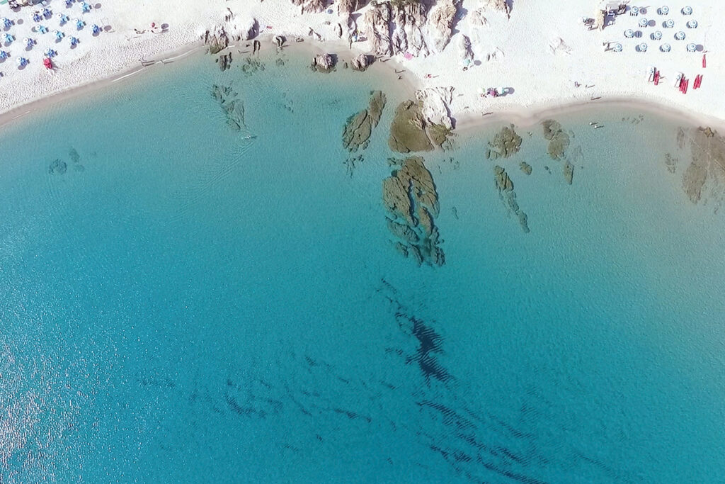die Sandbucht des Hotels Marinedda, Isola Rossa, aus der Vogelperspektive - meer sardinien urlaub