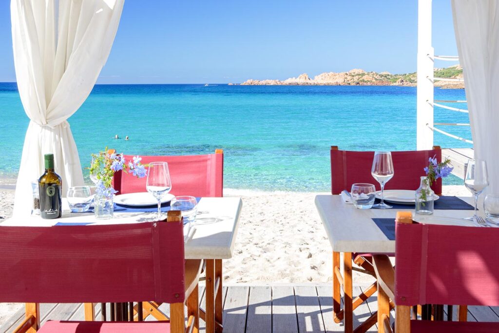 die Strand Snack-Bar des Hotels Marinedda Isola Rossa direkt am Strand - meer sardinien urlaub