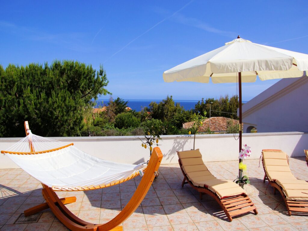 die Sonnenterrasse mit Meerblick vom Hotel Tartaruga Bianca, La Ciaccia-Valledoria - meer sardinien urlaub