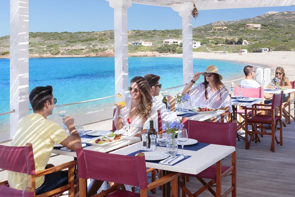 die Strand Snack-Bar des Hotels Marinedda Isola Rossa mit fabelhaftem-Meerblick - meer sardinien urlaub