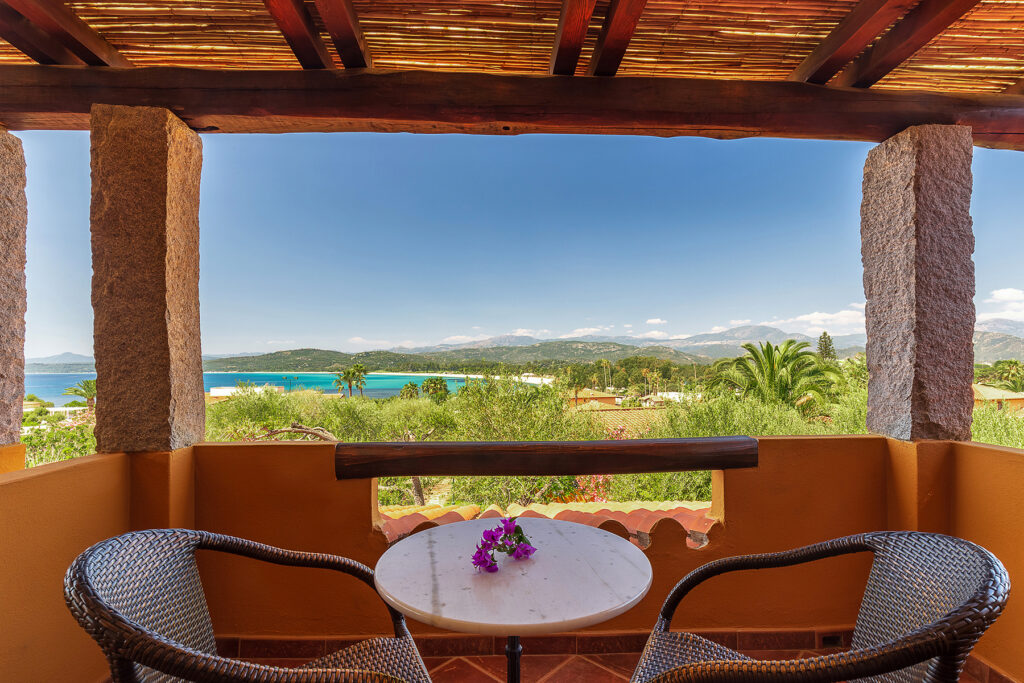 die Terrasse eines Superior-Zimmers mit Meerblick, Hotel Club Saraceno, Arbatax - meer sardinien urlaub