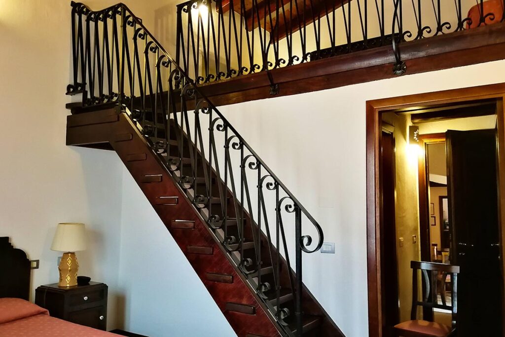 die Treppe zur Zwischenetage im Familienzimmer, Hotel Il Vecchio Mulino, Arbatax bei Tortoli - meer sardinien urlaub