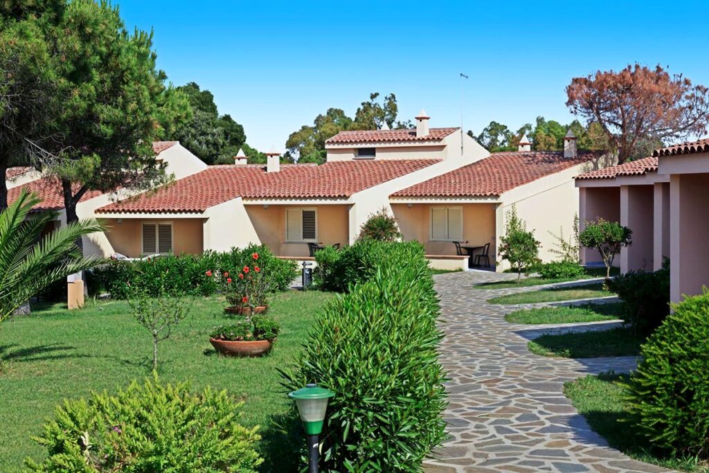 die Zimmerbungalows des Clubhotels Li Cupulatti - meer sardinien urlaub