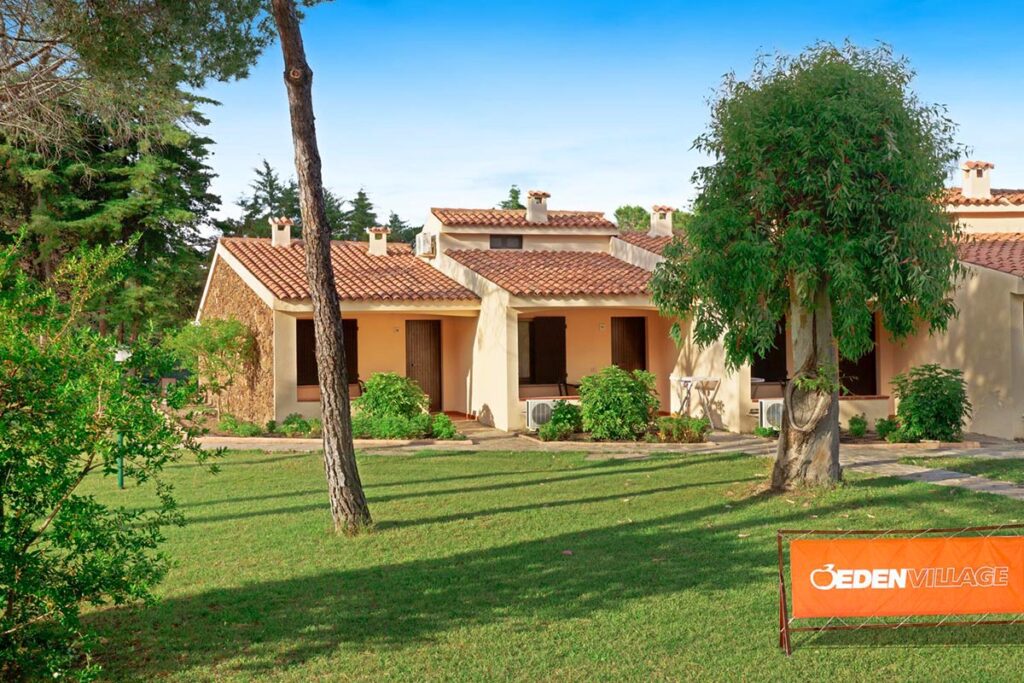 die Zimmerbungalows im Garten vom Hotel Li Cupulatti - meer sardinien urlaub
