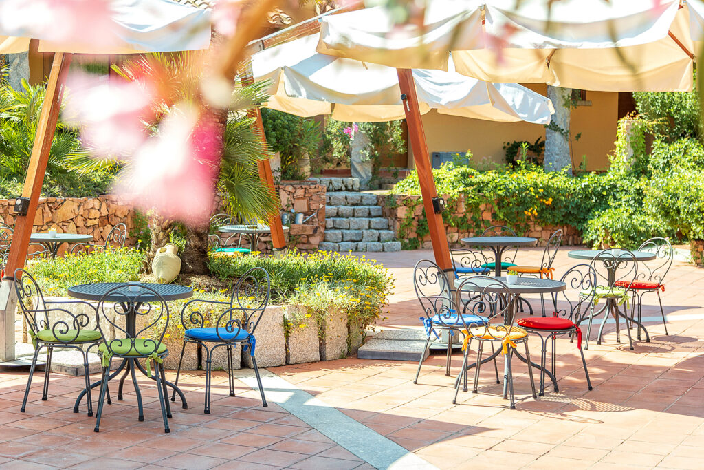 die stimmungsvolle Bar-Terrasse des Hotels Club Saraceno, Arbatax - meer sardinien urlaub