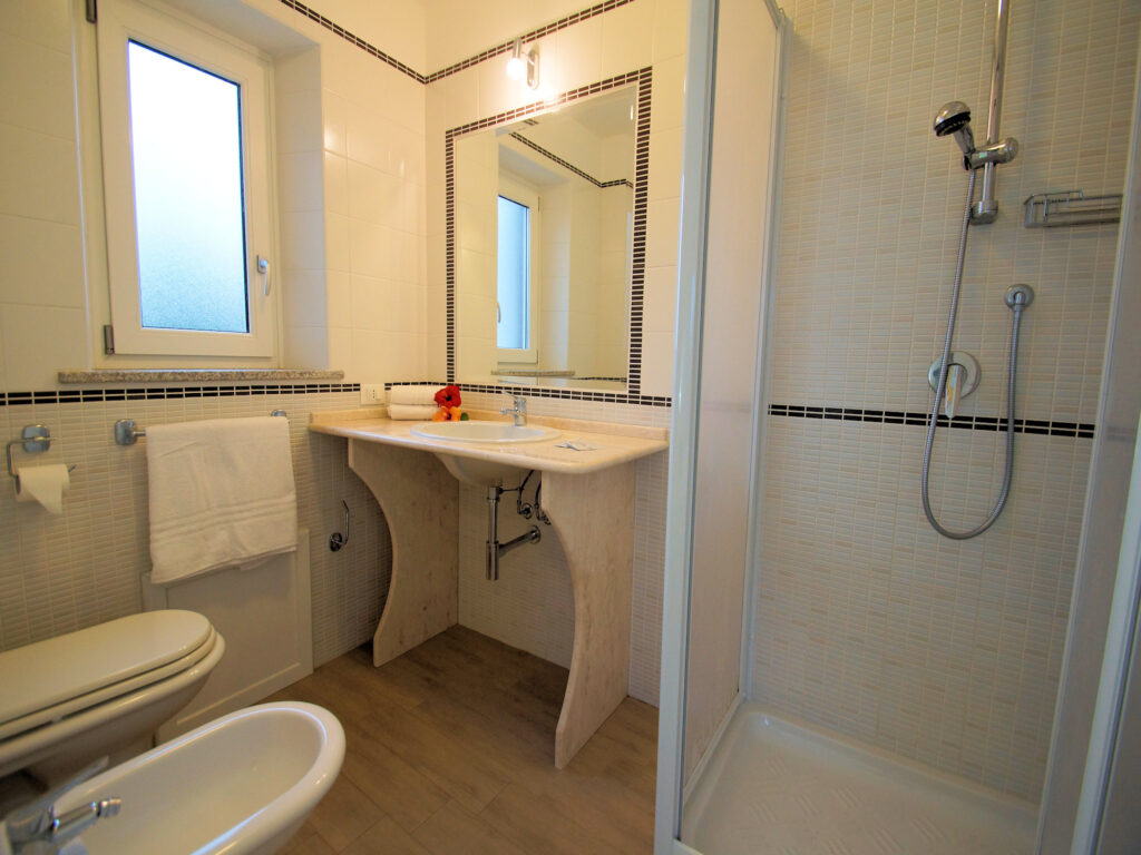 ein Badezimmer im Hotel Tartaruga Bianca, La Ciaccia-Valledoria - meer sardinien urlaub