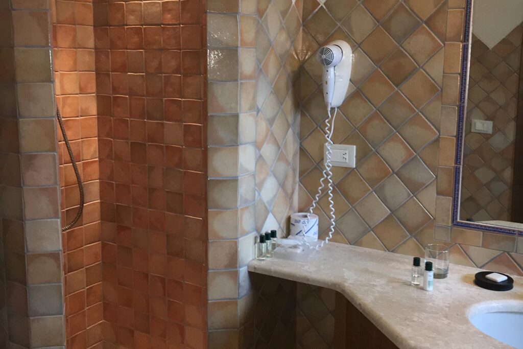 ein Badezimmer im Hotel Resort Tenuta Pilastru, Arzachena - meer sardinien urlaub