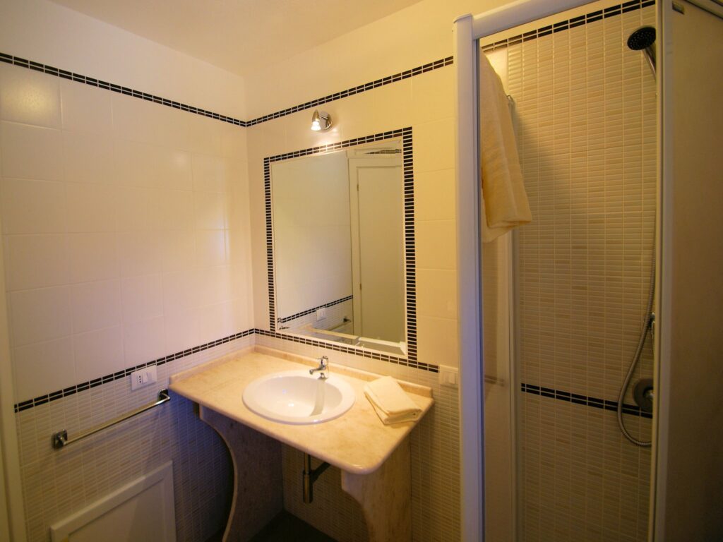 ein Badezimmer mit Duschkabine im Hotel Tartaruga Bianca, La Ciaccia-Valledoria - meer sardinien urlaub
