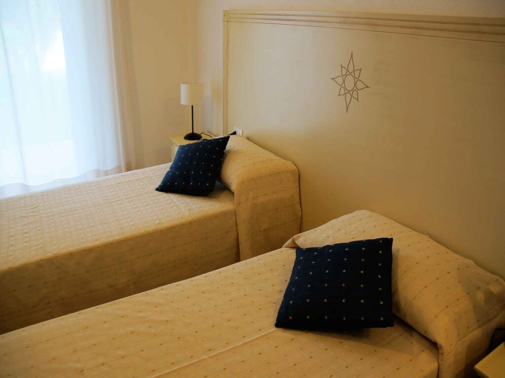 ein Beispiel fuer ein Schlafzimmer mit zwei Einzelbetten im Hotel Tartaruga Bianca, La Ciaccia-Valledoria - meer sardinien urlaub