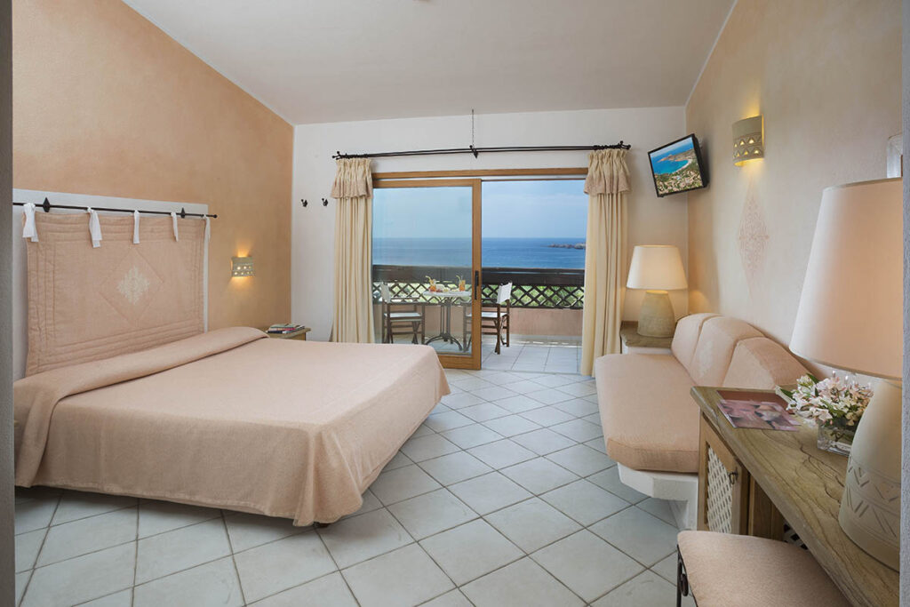 ein Classic-Zimmer mit Meerblick im Hotel Marinedda, Isola Rossa - meer sardinien urlaub
