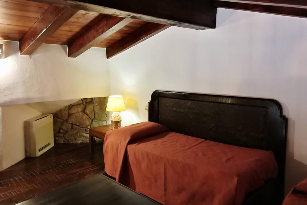 ein Einzelbett auf der Mezzanin des Familienzimmers im Hotel Il Vecchio Mulino, Arbatax bei Tortoli - meer sardinien urlaub