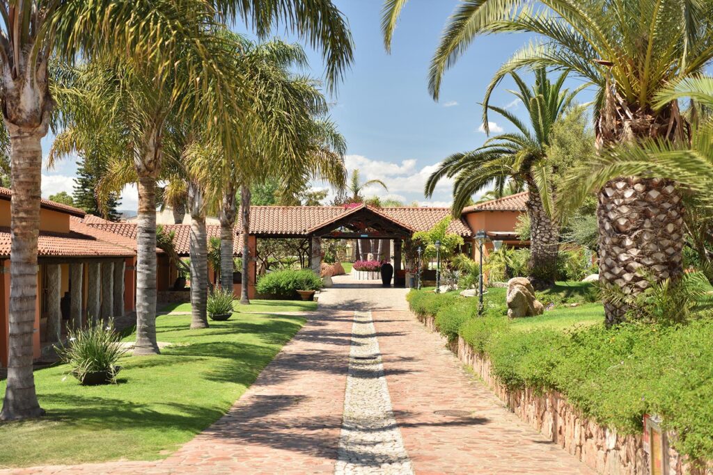 ein Gartenweg des Hotels Club Saraceno, Arbatax - meer sardinien urlaub
