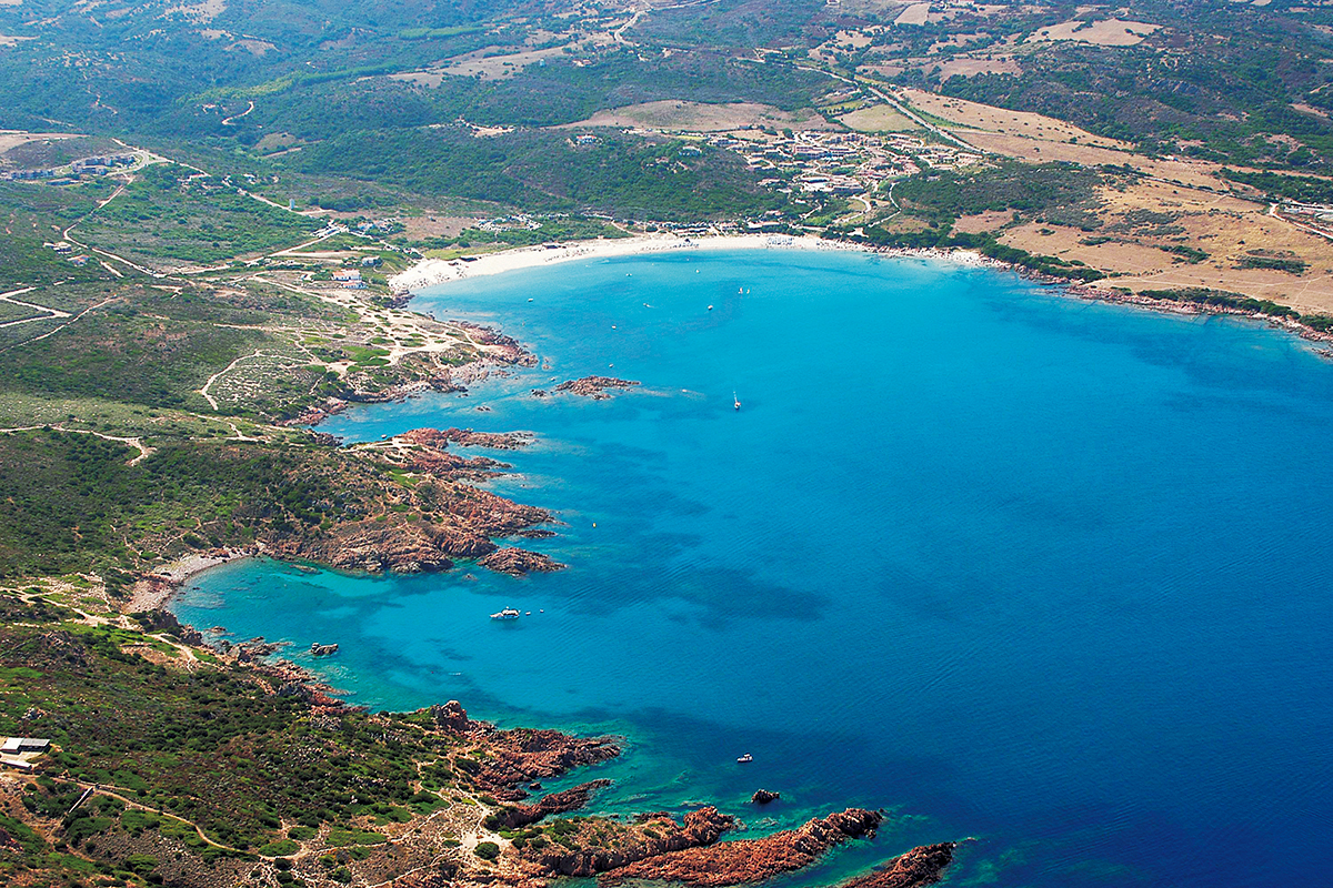 ein Panoramablick der Umgebung des Hotels Marinedda, Isola Rossa, aus der Vogelperspektive - meer sardinien urlaub