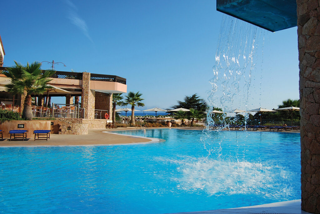 ein Pool mit Wasserfall des Hotels Marinedda, Isola Rossa - meer sardinien urlaub