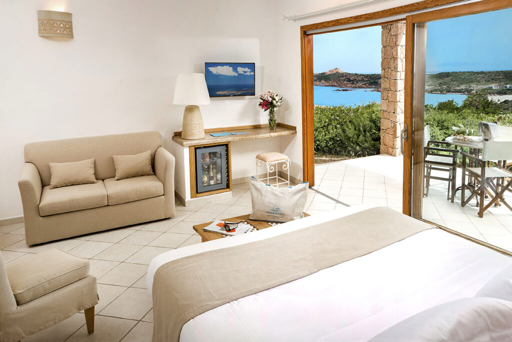 ein Relax-Zimmer mit Meerblick des Hotels Marinedda, Isola Rossa - meer sardinien urlaub