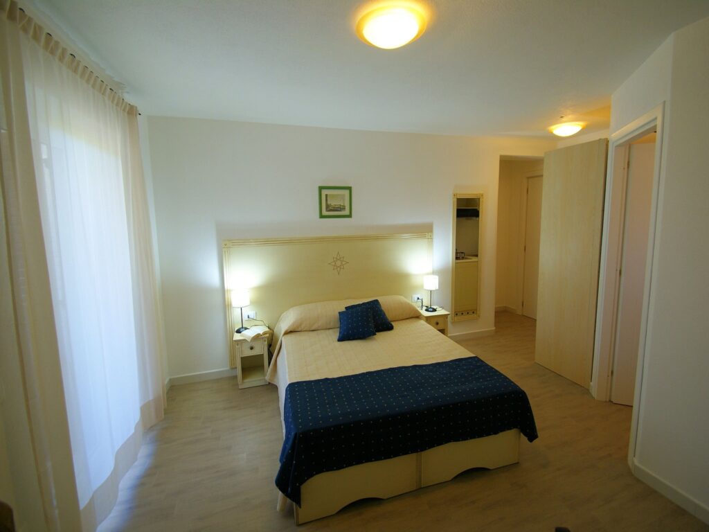ein Schlafzimmer im Hotel Tartaruga Bianca, La Ciaccia-Valledoria - meer sardinien urlaub