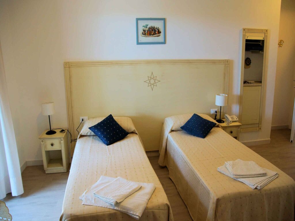 ein Schlafzimmer mit zwei Einzelbetten im Hotel Tartaruga Bianca, La Ciaccia-Valledoria - meer sardinien urlaub