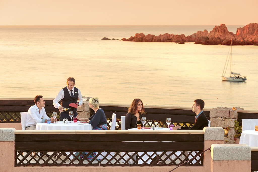 ein stimmungsvoller Aperitif in der Abenddämmerung des Hotels Marinedda, Isola Rossa - meer sardinien urlaub