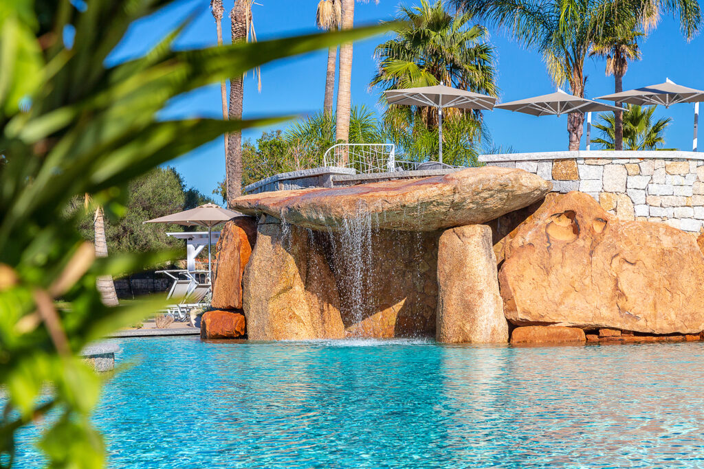 ein toller Wasserfall im Meerwasserpool, Hotel Club Saraceno, Arbatax - meer sardinien urlaub