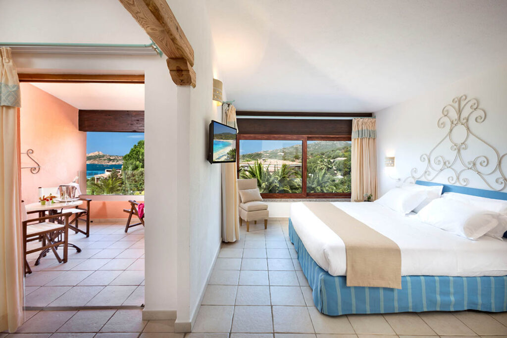 eine Juniorsuite mit Meerblick im Hotel Marinedda, Isola Rossa - meer sardinien urlaub