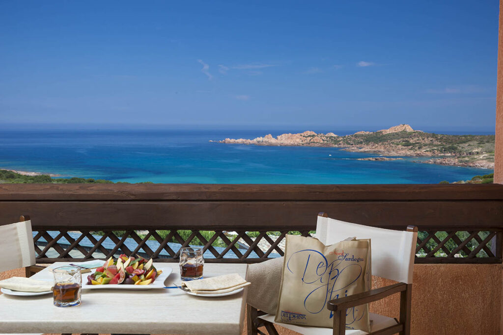 eine Restaurant-Terrasse des Hotels Marinedda, Isola Rossa - meer sardinien urlaub