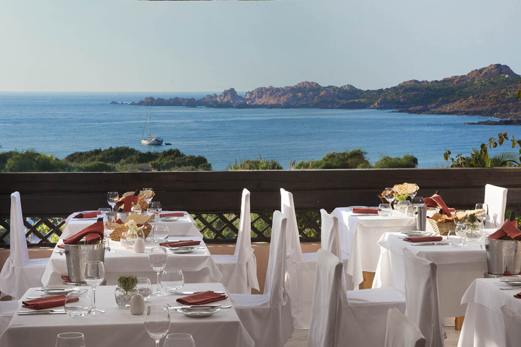 eine der Restaurant-Terrassen mit Meerblick des Hotels Marinedda, Isola Rossa - meer sardinien urlaub