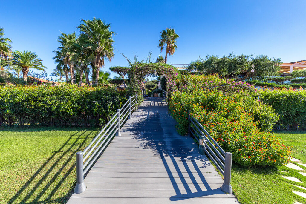 einer der vielen Wege im Garten des Hotels Club Saraceno, Arbatax - meer sardinien urlaub