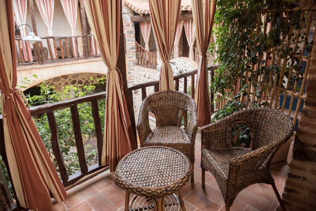 eines der zimmereigenen Aussenbereiche des Hotels Anticos Palathos, Orosei - meer sardinien urlaub