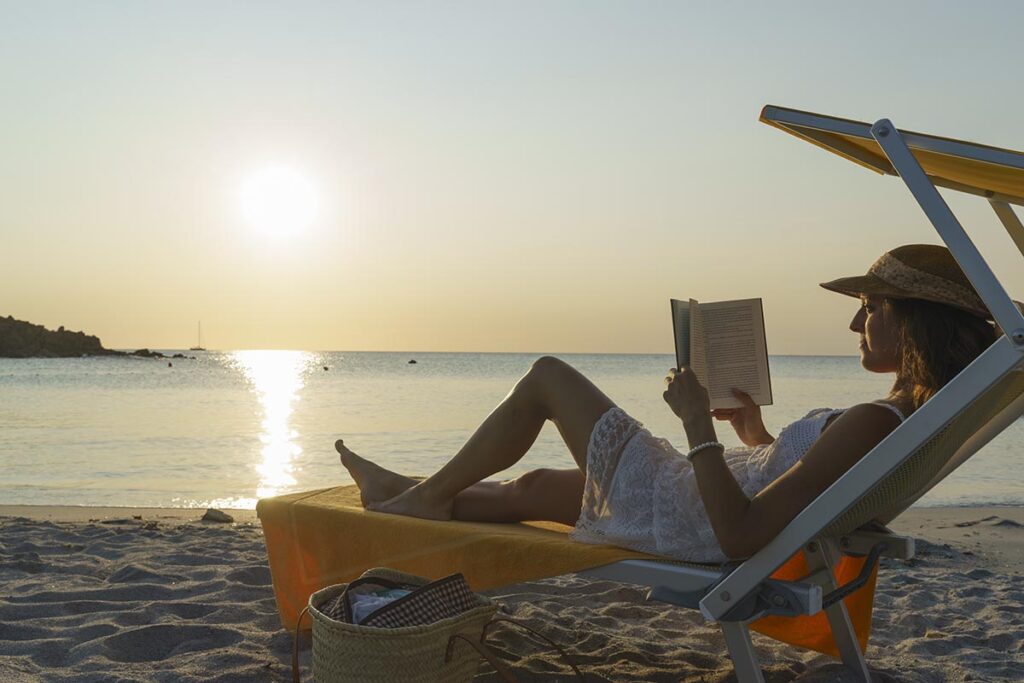 entspannen am Strand Cala Liberotto vom Hotel Tirreno Resort bei Orosei - meer sardinien urlaub
