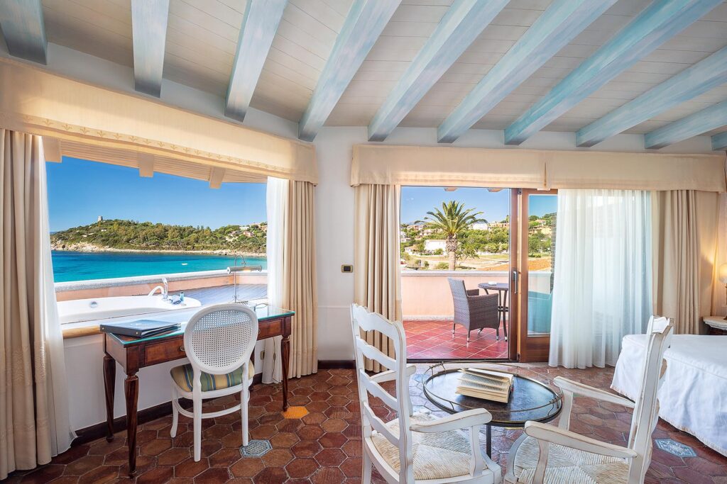 erlesene Gemütlichkeit mit Meerblick im Deluxe-Prestige-Zimmer, Hotel La Bitta, Arbatax - meer sardinien urlaub