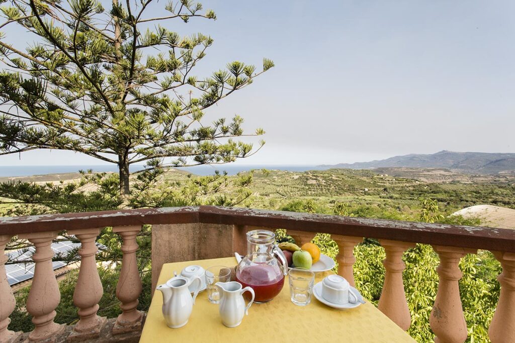 fruehstuecken auf dem zimmereigenem Balkon im Hotel De Charme Villa Asfodeli, Tresnuraghes - meer sardinien urlaub