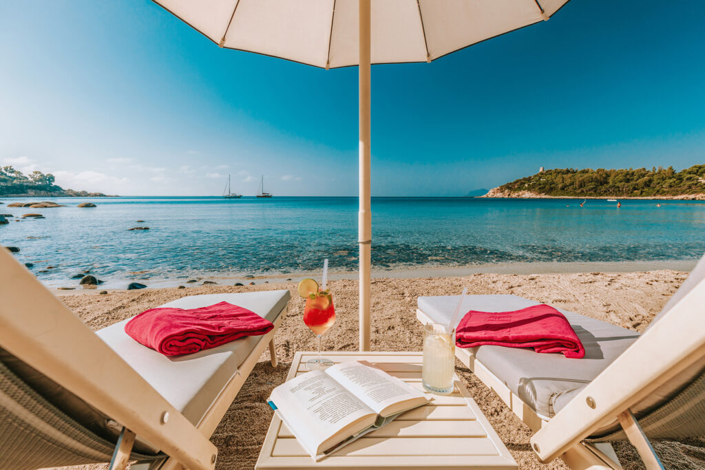gehobene Liegestühle sorgen selbst am Strand für die perfekte Entspannung, Hotel La Bitta, Arbatax - meer sardinien urlaub