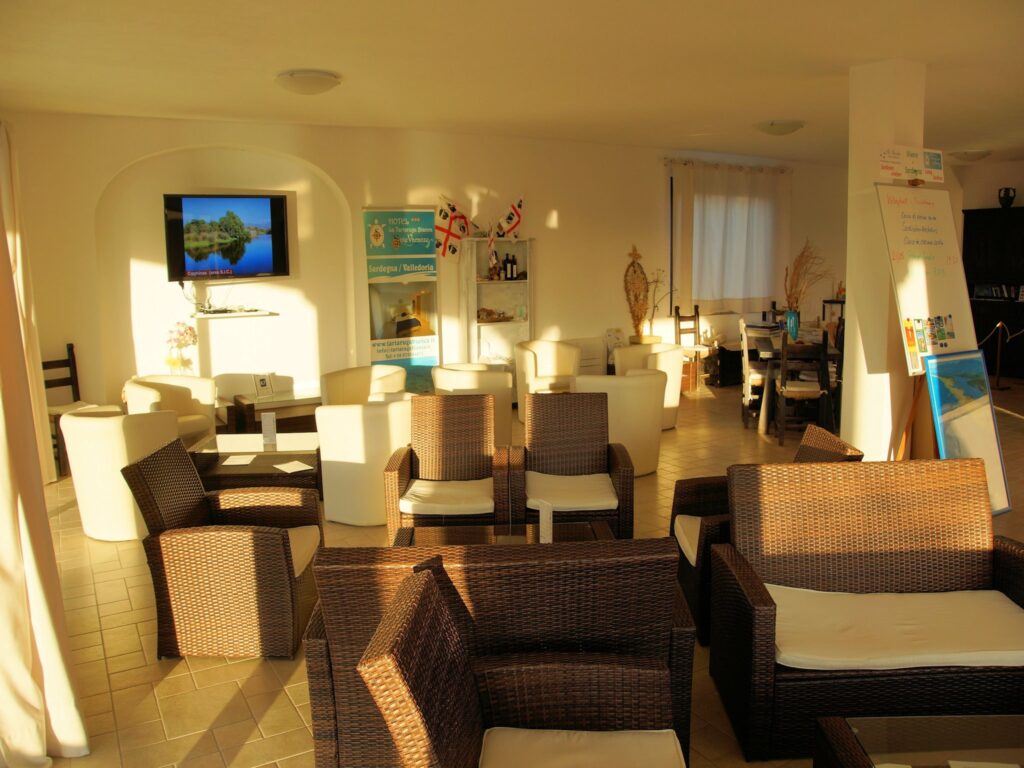 gemuetliche Sitzgelegenheiten in der Hall des Hotels Tartaruga Bianca, La Ciaccia-Valledoria - meer sardinien urlaub