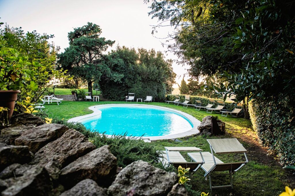 lauschige Stimmung am Pool des Hotels De Charme Villa Asfodeli, Tresnuraghes - meer sardinien urlaub