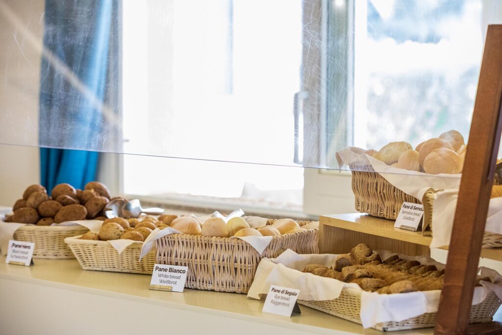 leckeres Brot am Frühstücksbuffet für den perfekten Tagesauftakt, Hotel Club Saraceno, Arbatax - meer sardinien urlaub