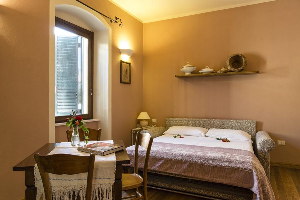 Das offene Schlafsofa der Suite im Nebenhaus Deriu vom Hotel De Charme Villa Asfodeli, Tresnuraghes - meer sardinien urlaub