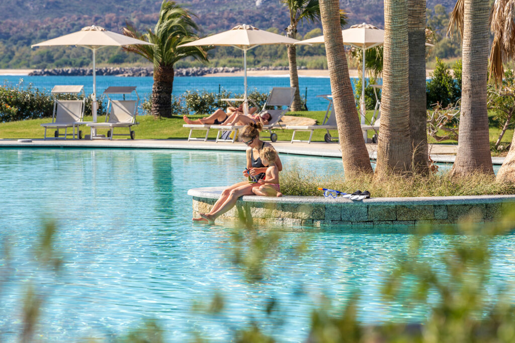 perfekte Urlaubsmomente am Pool des Hotels Club Saraceno, Arbatax - meer sardinien urlaub