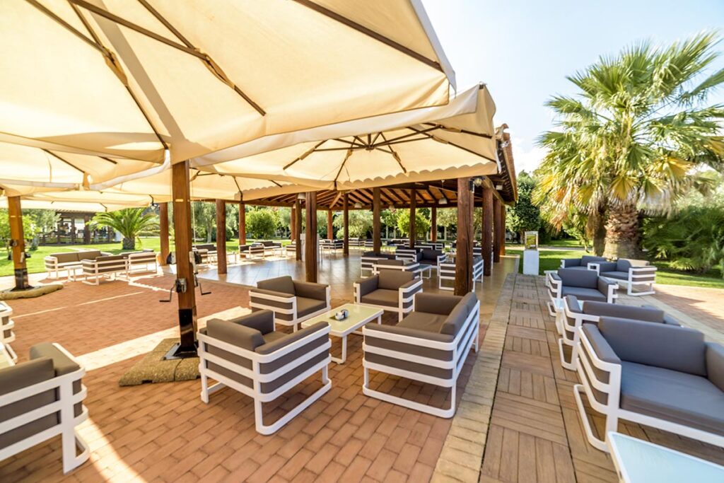 schoene Verweilplätze an der Bar des Hotels Garden Beach, Cala Sinzias-Castiadas - meer sardinien urlaub