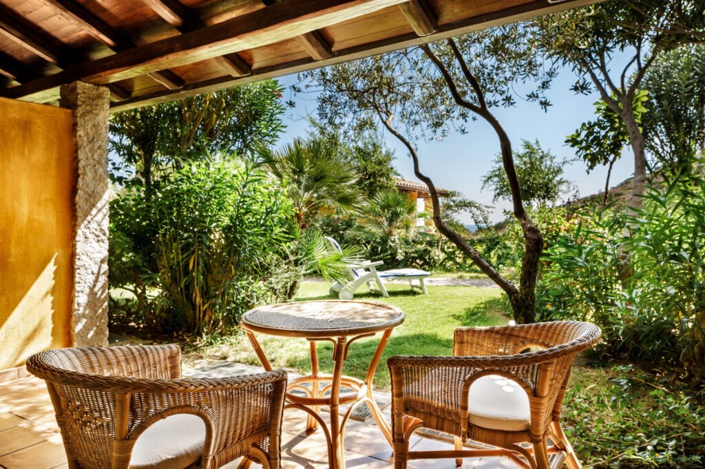 die lauschige Atmosphaere einer Terrasse der Classic-Zimmer, Hotel Cruccuris Resort, Villasimius - meer sardinien urlaub