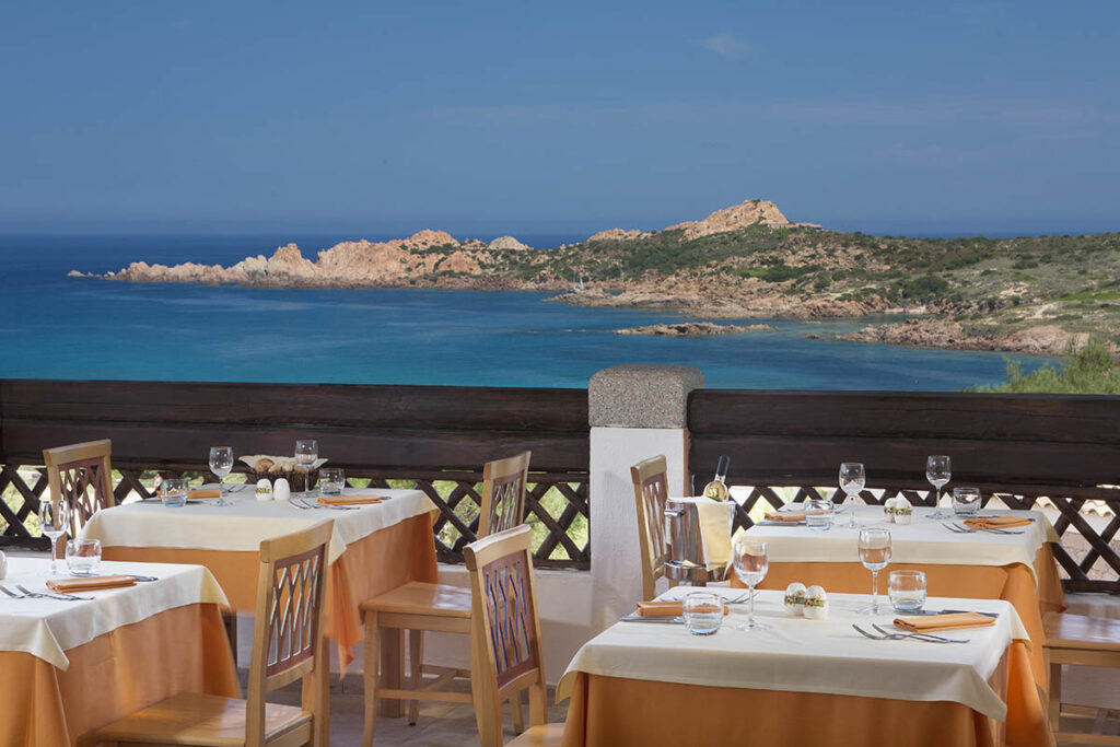 stimmungsvoller Blick von einer der Restaurant-Terrassen des Hotels Marinedda, Isola Rossa - meer sardinien urlaub
