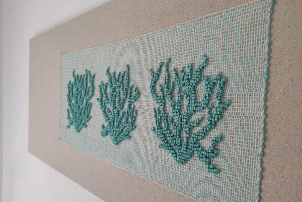 Ein traditioneller Teppich dekoriert die Wand im Ferienhaus Elea, Geremeas - meer sardinien urlaub