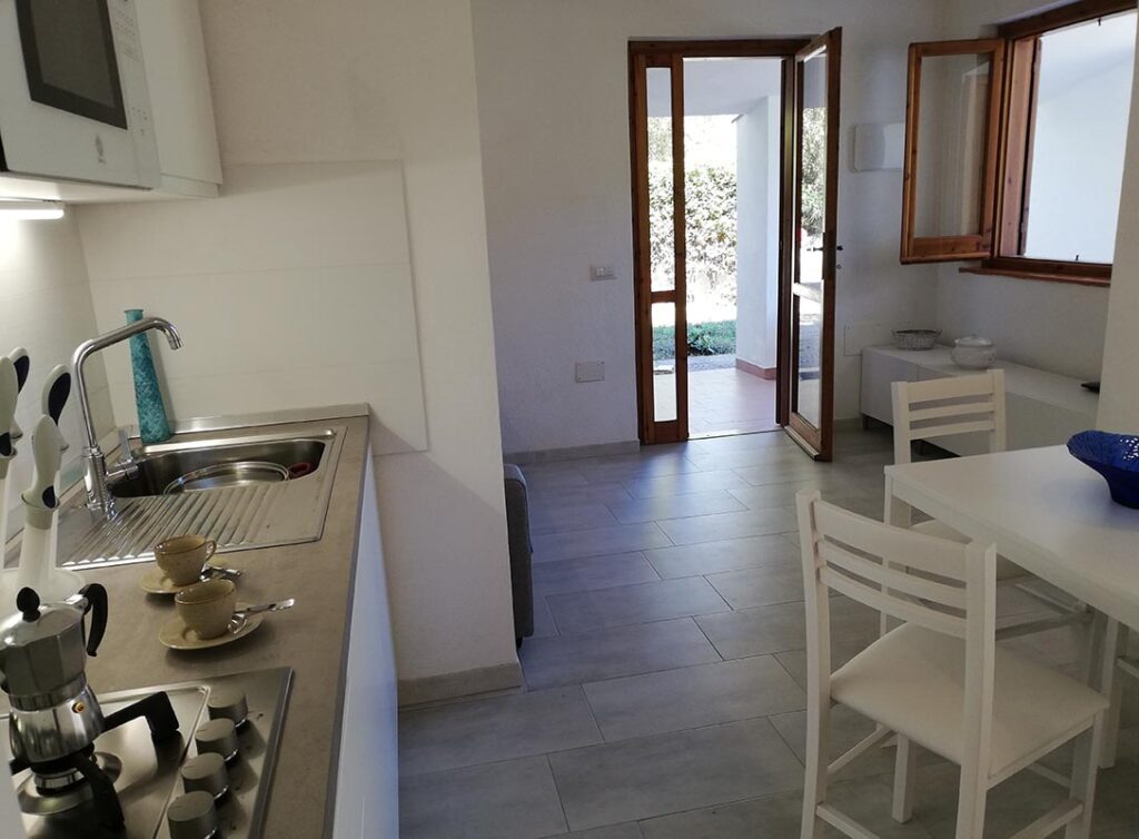 der Kochbereich und der Wohnbereich des Ferienhauses Elea, Geremeas - meer sardinien urlaub