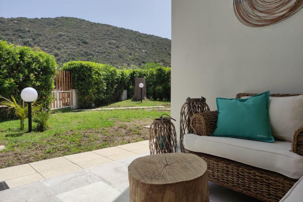 Auf der Terrasse kann man wundervoll mit Blick ins Grüne entspannen, Ferienhaus Elea, Geremeas - meer sardinien urlaub