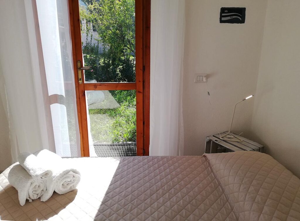 auch dieses Schlafzimmer bietet eine Balkontür und gibt den Weg in den Garten frei, Ferienhaus Elea, Geremeas - meer sardinien urlaub