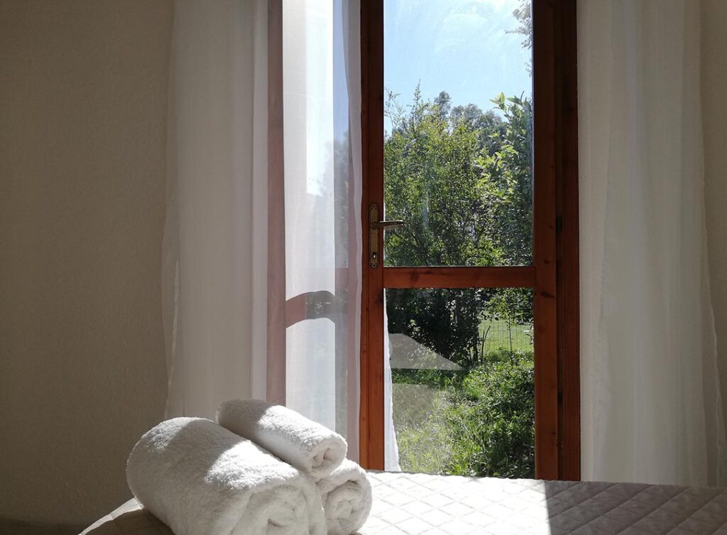 Morgens kommen die Sonnenstrahlen bis auf das Bett im Ferienhaus Elea, Geremeas - meer sardinien urlaub