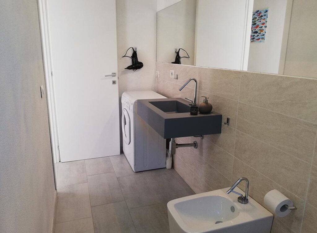 Blick von der Dusche in den Raum, Ferienhaus EleBlick von der Dusche in den Raum, Ferienhaus Elea, Geremeas - meer sardinien urlauba, Geremeas - meer sardinien urlaub