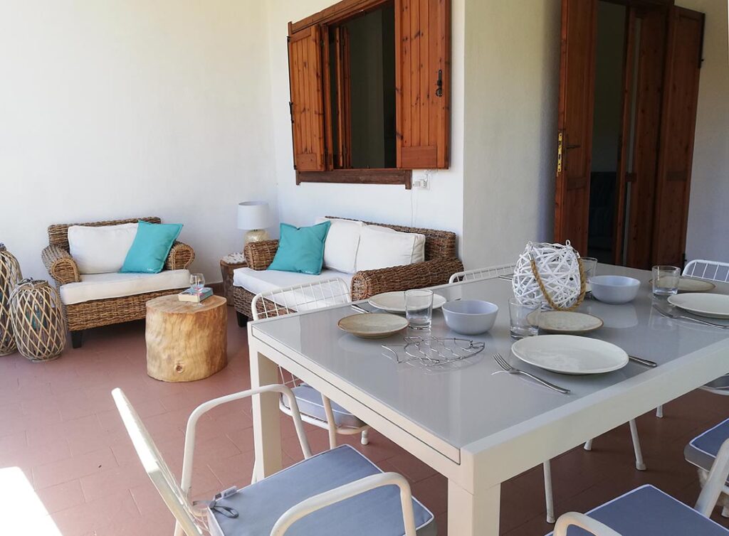 die ueberdachte und bestuhlte Terrasse mit Ess- und Sitzbereich des Ferienhauses Elea, Geremeas - meer sardinien urlaub